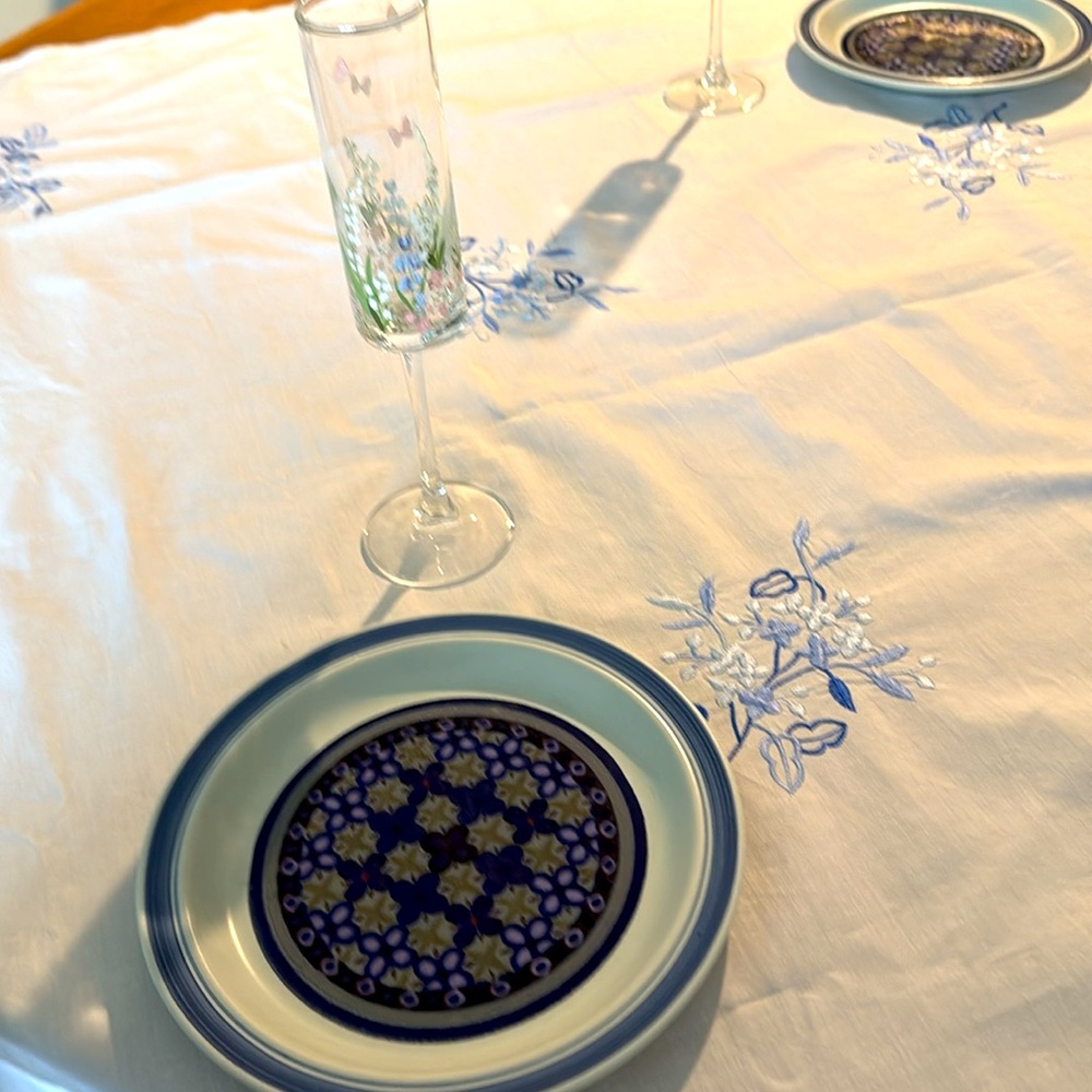 Elegant White and Blue Embroidered Tablecloth - Picture 2 of 4
